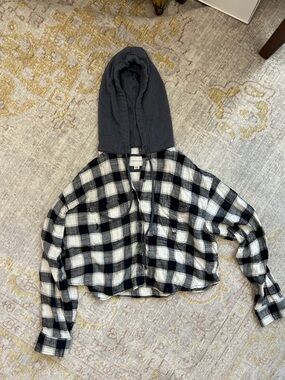 American Eagle Distressed Black and White Plaid Cropped Hooded Button-Up